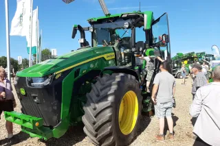 Traktor John Deere 8R vystavený na Rottalschau 2023